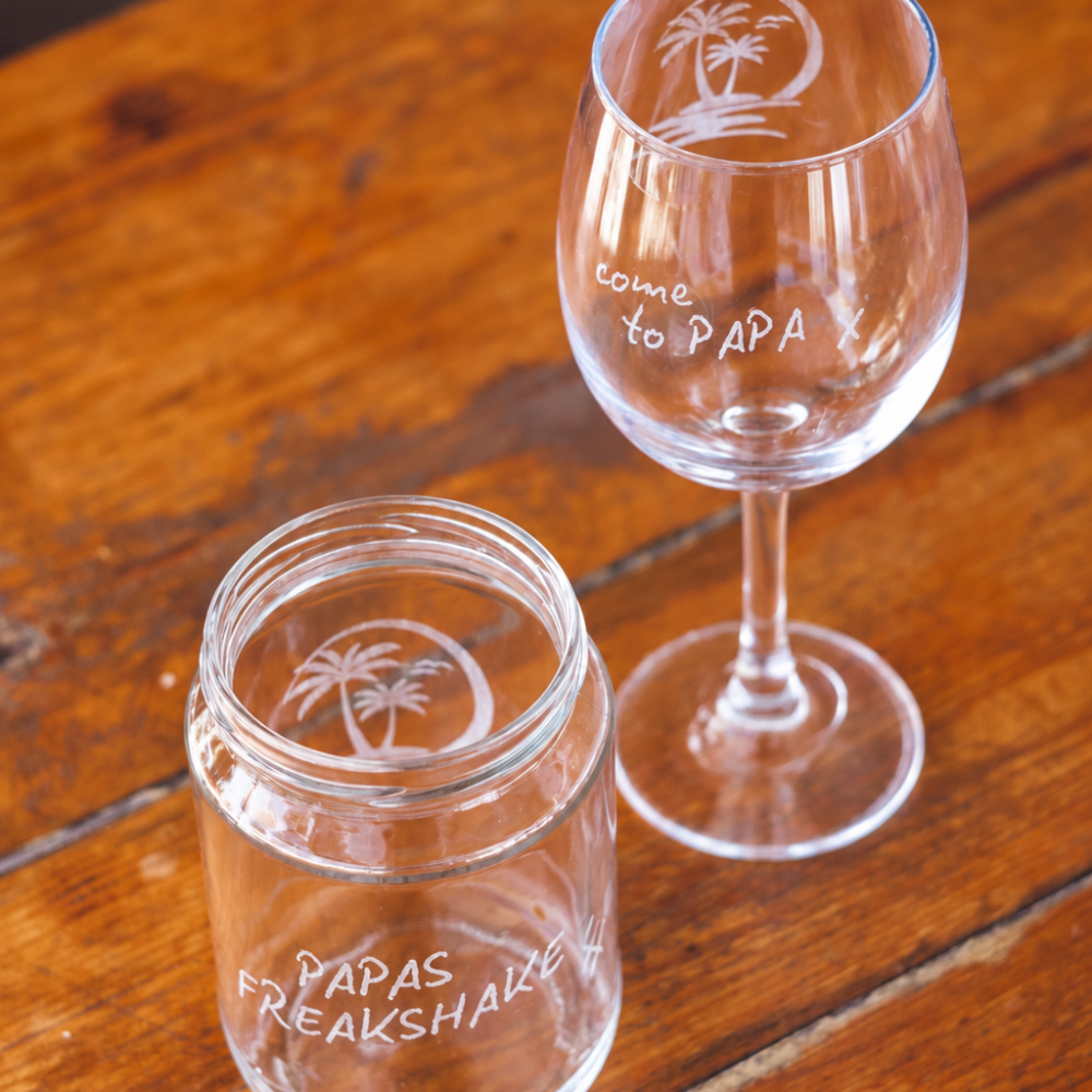 Engraved glassware pair for PAPAS on a wooden table