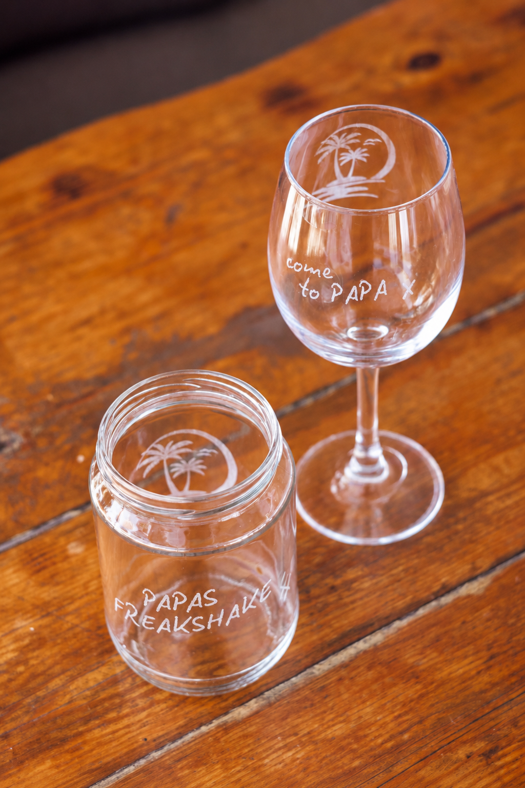 Engraved glassware pair for PAPAS on a wooden table
